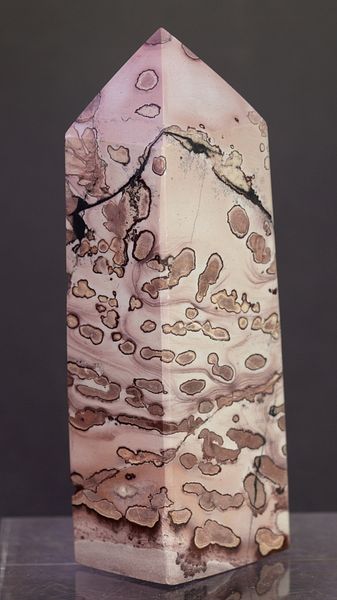 Hovedbilde Obelisk/tårn av slipt dendrittisk kalkstein