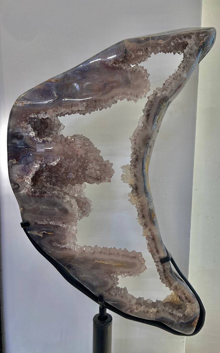 Ametystkrystallring med polert agatskorpe på metallstativ