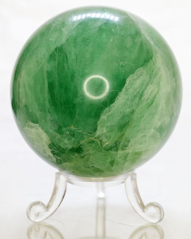 Dekorativ kule av grønn fluoritt, 6,9 cm
