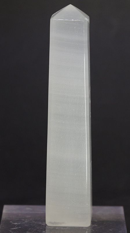 Båndkalsitt, tårn, obelisk