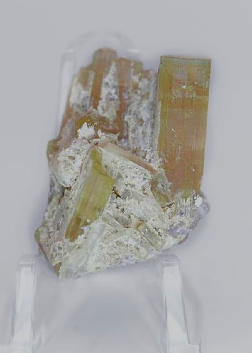 Lys turmalingruppe med terminert hovedkrystall