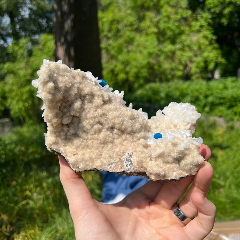 Cavansittkrystaller på stilbittkrystaller