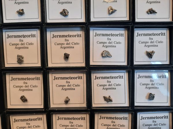 Hovedbilde Meteoritt Campo del Cielo i magnetisk gaveeske