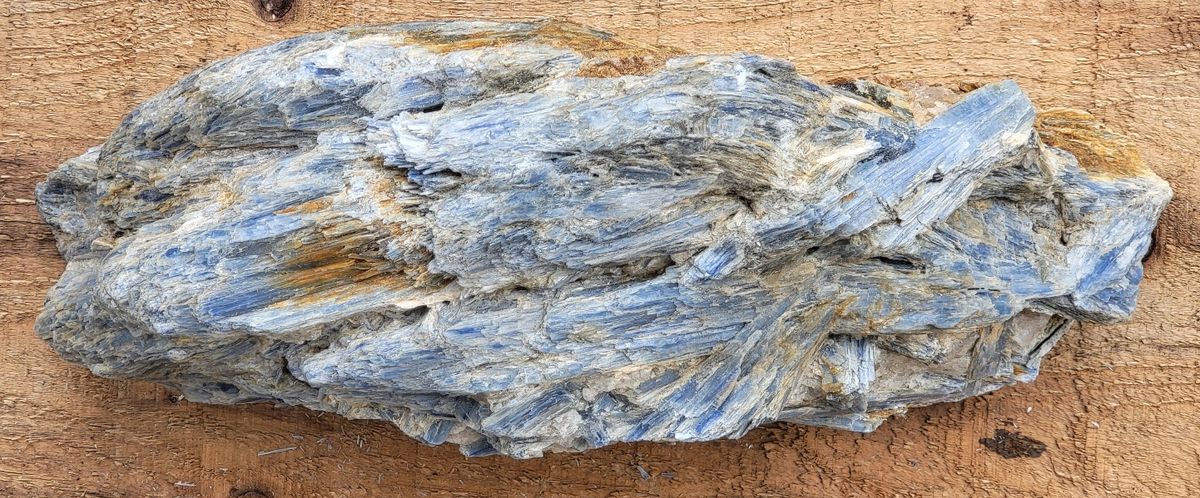 Diger blå kyanitt (kyanite) med kvarts, Brasil