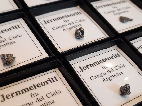 Hovedbilde Meteoritt Campo del Cielo i magnetisk gaveeske