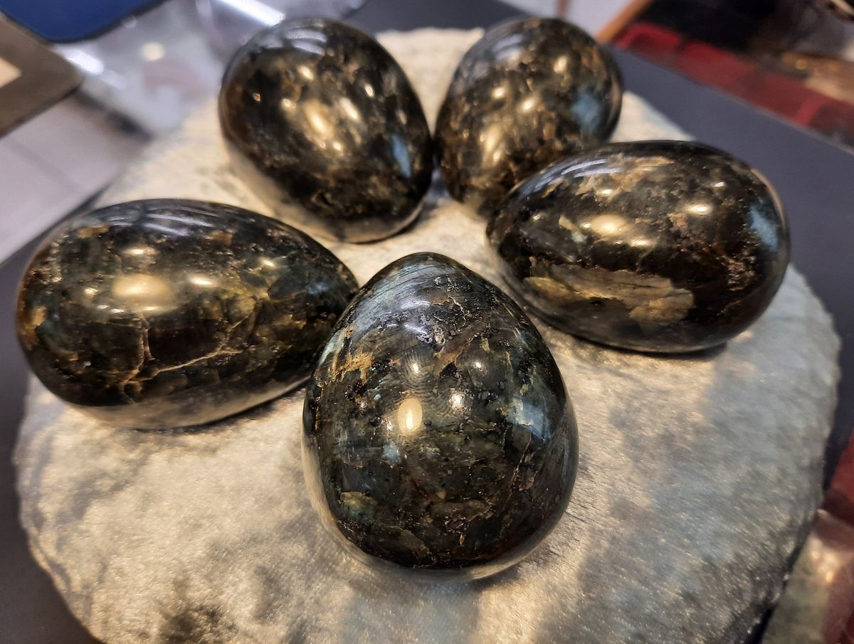 Larvikitt (eng. larvikite), slipt til egg