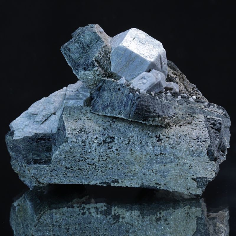 Hydroksylapatitt med hornblende, Oksøyekollen, Snarum