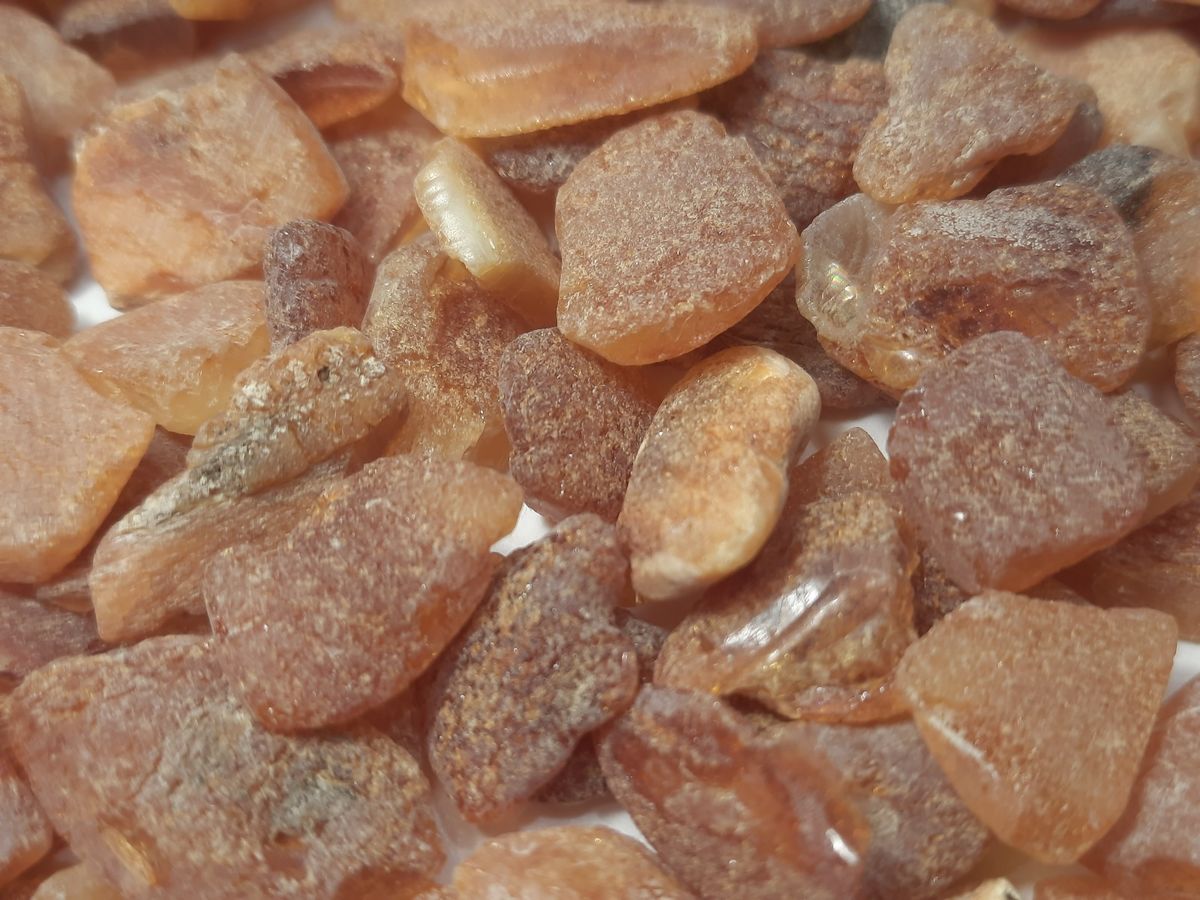 100 gram upolert baltisk rav (amber)